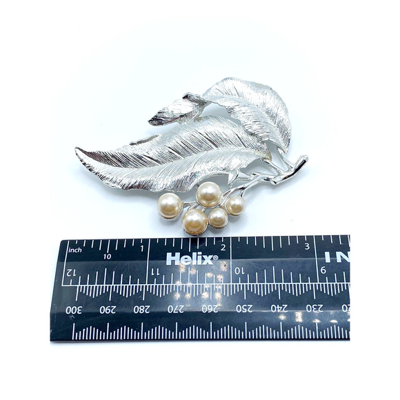 Vintage Sarah Coventry Large Silver Tone Flowing Leaf Brooch Faux Pearl Berries - Picture 5 of 5